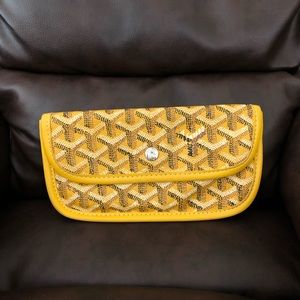 Beautiful yellow G slim wallet. 💕👛